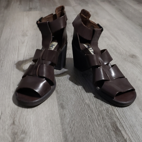 MIA brown leather open toe block heel sandals - Picture 2 of 16